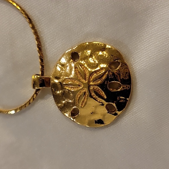 Vintage Signed Monet Gold Sand Dollar Pendant Necklace. 22" Long - Picture 2 of 8